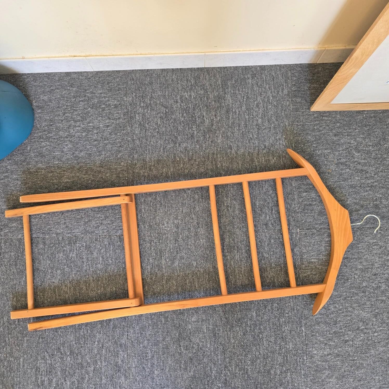 Valet de chambre vintage pliant en bois, plié, posé à plat sur le sol