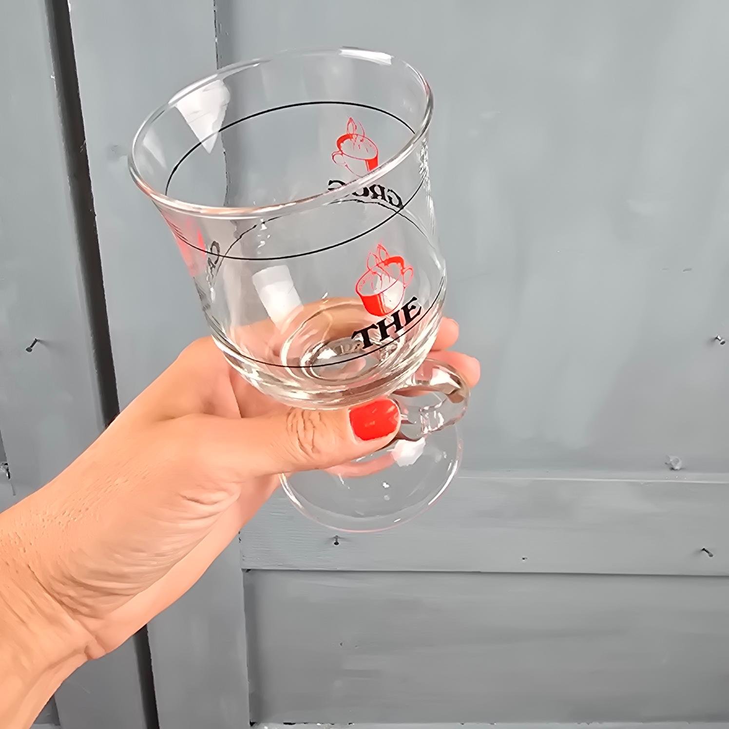 Verre à Grog, Café & Thé, tenu en main pour mesure
