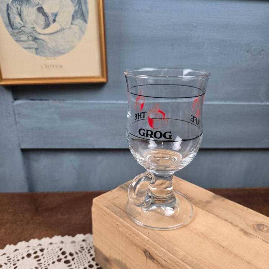 Verre à Grog, Café & Thé, vu sur l'inscription "Grog" dans ambiance vintage