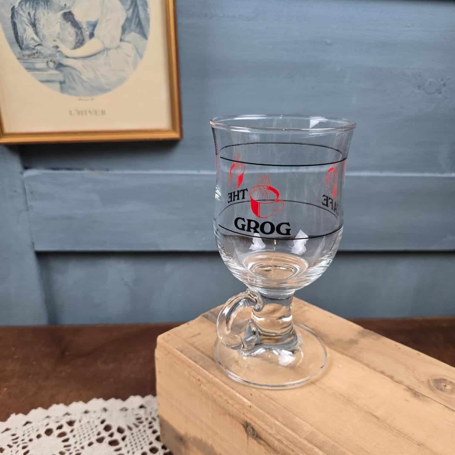 Verre à Grog, Café & Thé, vu sur l'inscription "Grog" dans ambiance vintage