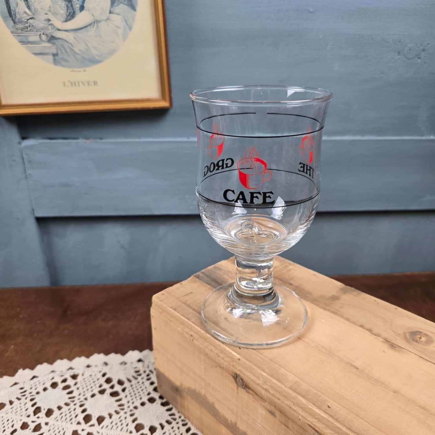 Verre à Grog, Café & Thé, vu sur l'inscription "Café" dans ambiance vintage