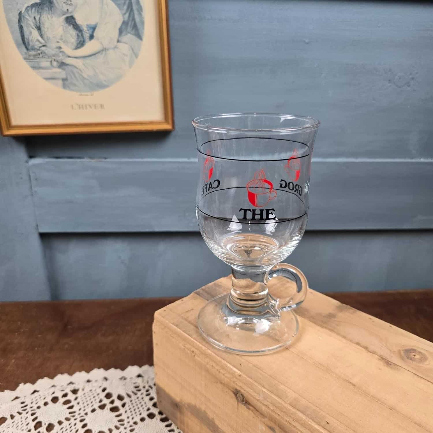 Verre à Grog, Café & Thé, vu sur l'inscription "Thé" dans ambiance vintage
