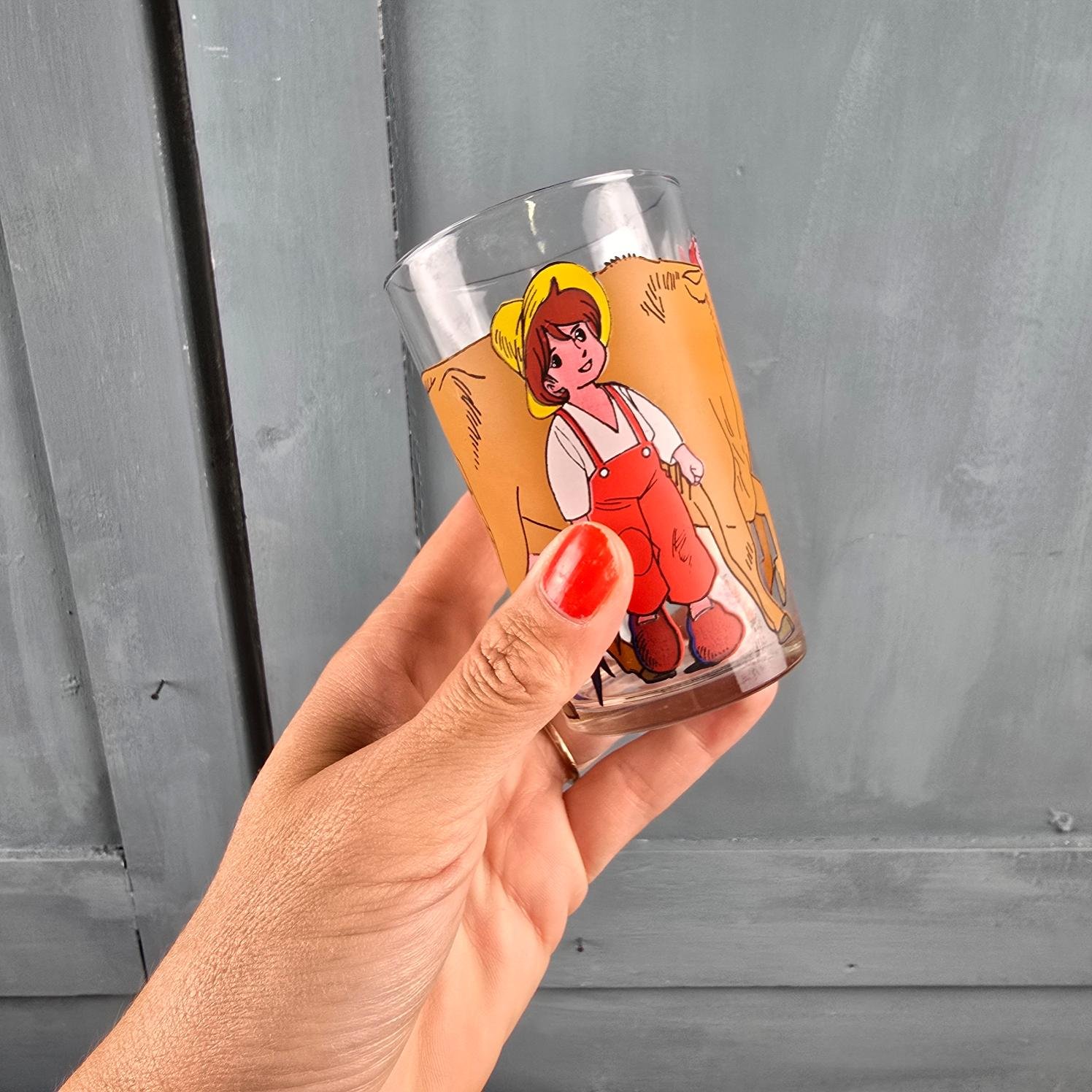 Verre Rémi sans famille vintage, tenu en main pour mesure