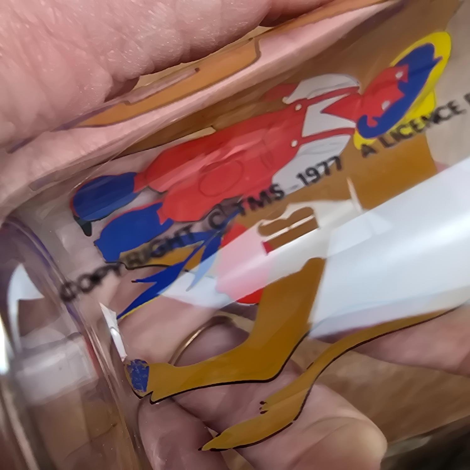 Verre Rémi sans famille vintage, tenu en main pour montrer l'estampille de l'année "1977"