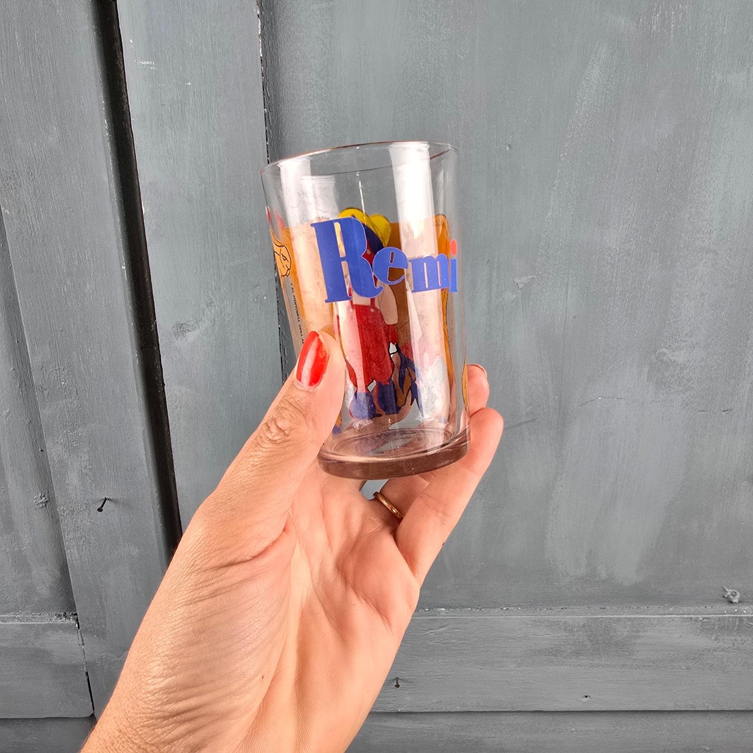 Verre Rémi sans famille vintage, tenu en main pour montrer la belle inscription en bleu "Remi"