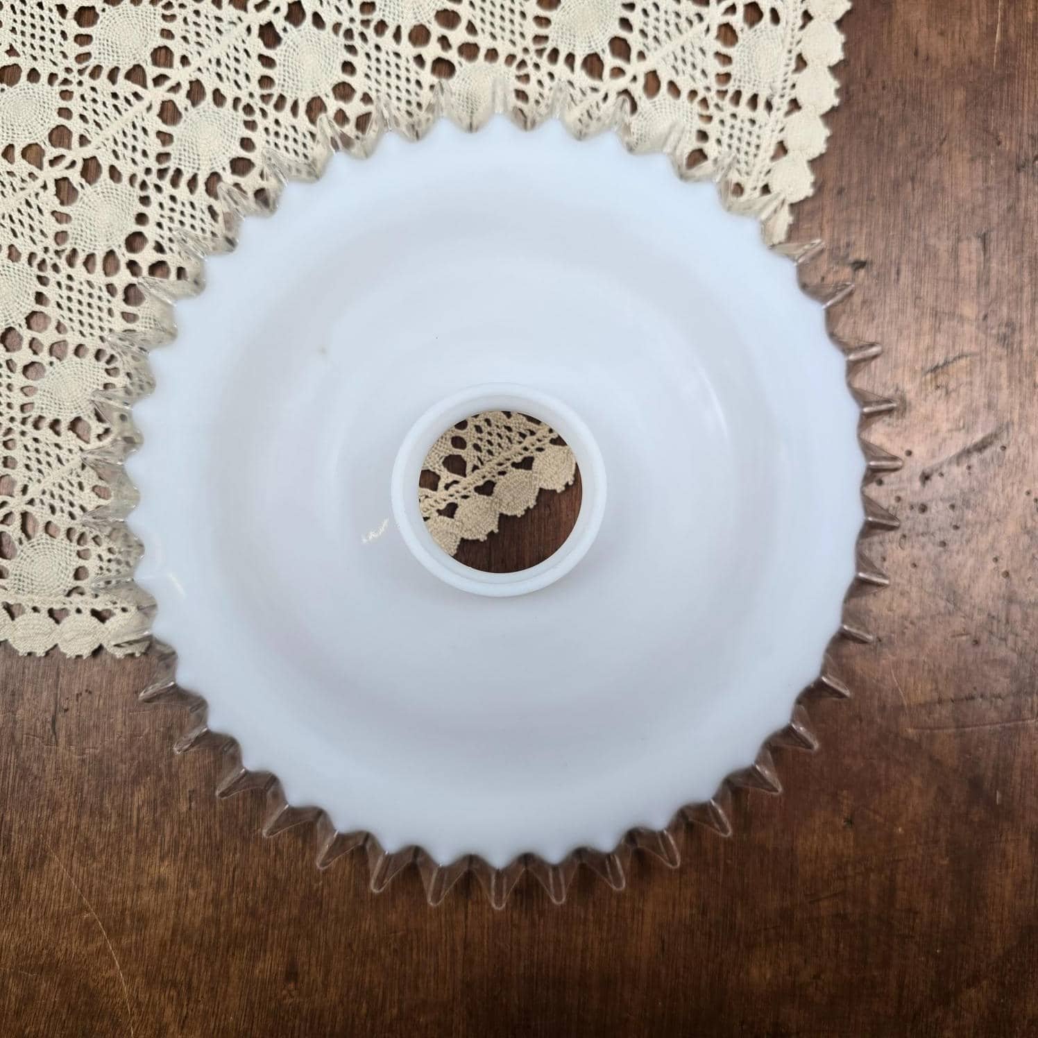 Abat-jour vintage en verre opalin blanc avec bord festonné et reliefs arrondis, vue du dessus