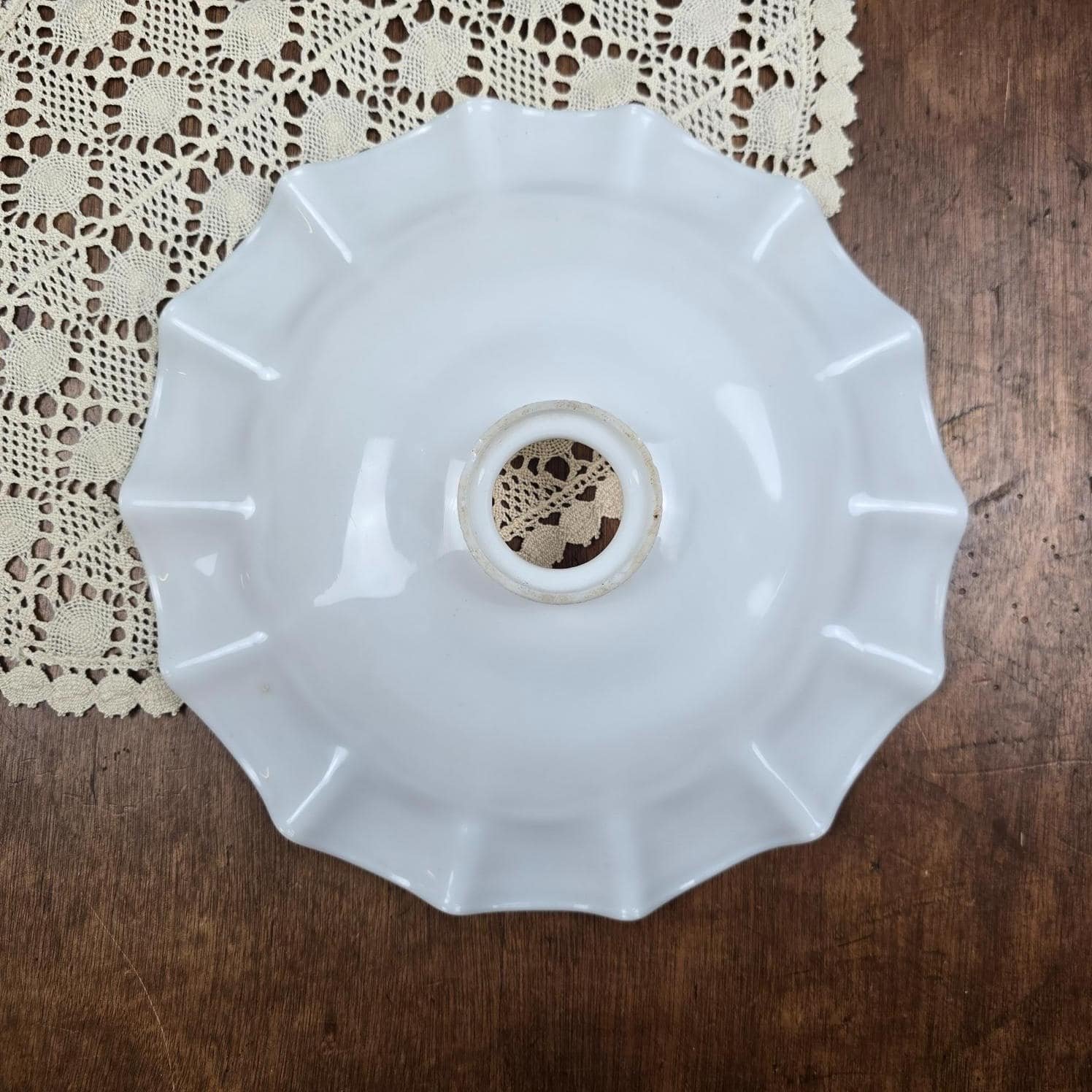 Abat-jour blanc en verre opalin à larges ondulations, ouverture centrale de suspension