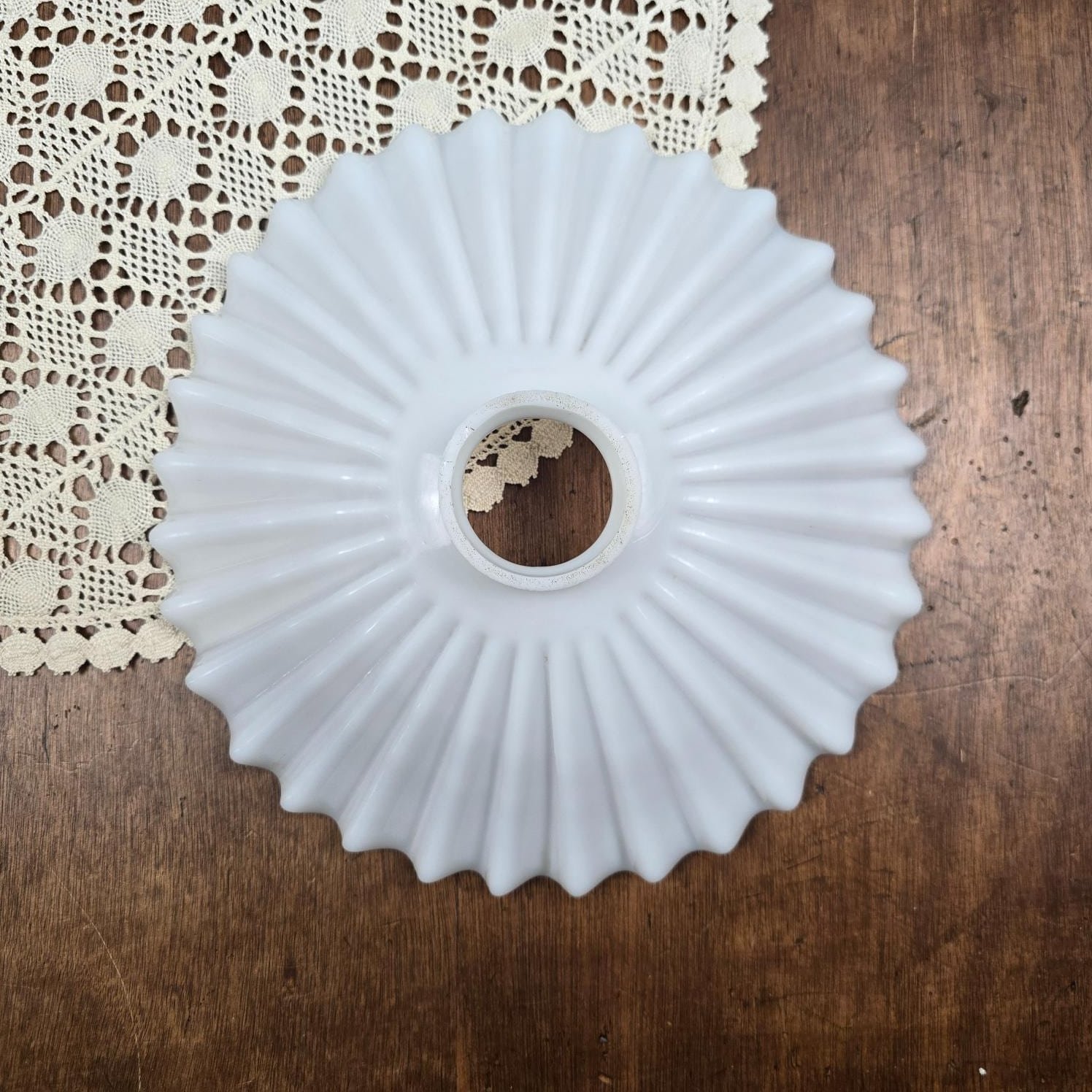 Abat-jour vintage en verre opalin blanc à plis rayonnants, vue du dessus