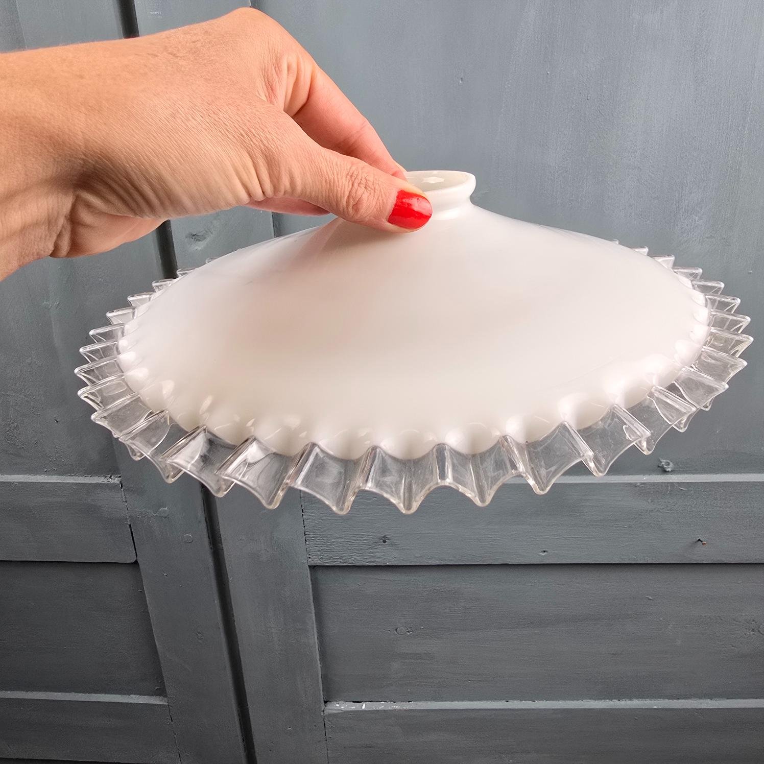 Abat-jour opalin blanc à bordure transparente dentelée, présenté de profil