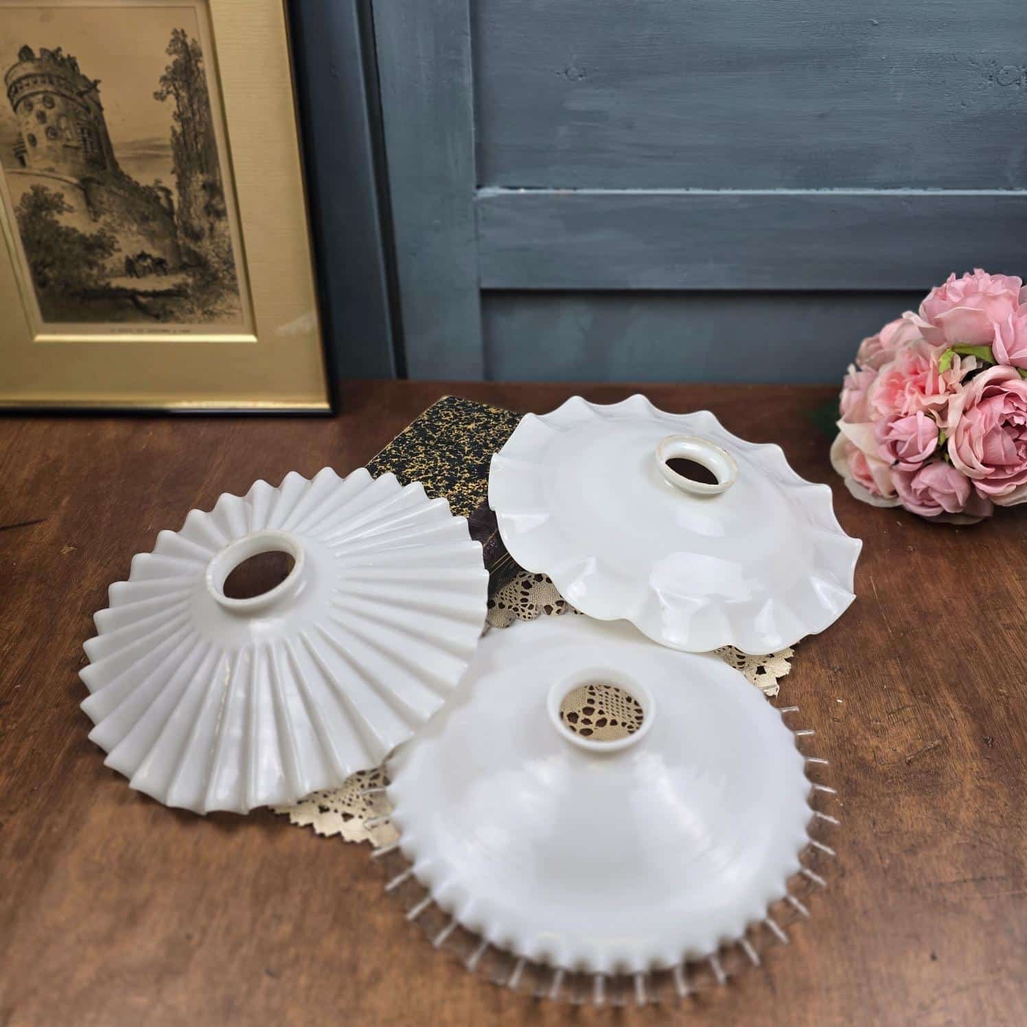 Lot de trois abat-jour opaline blanche, formes plissée, festonnée et ondulée, mise en scène rétro