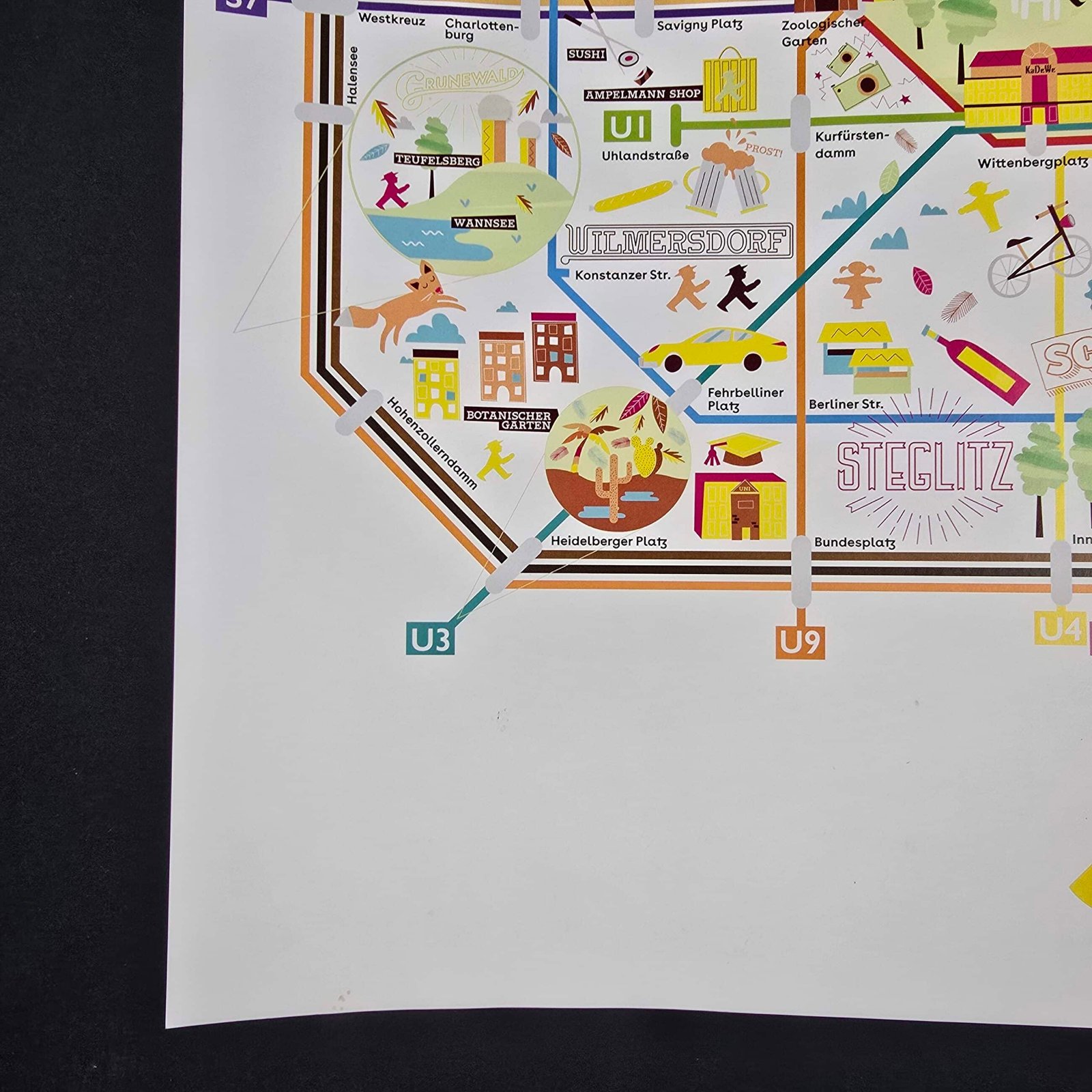 Gros plan d’un quartier du plan illustré de Berlin avec lignes de métro colorées