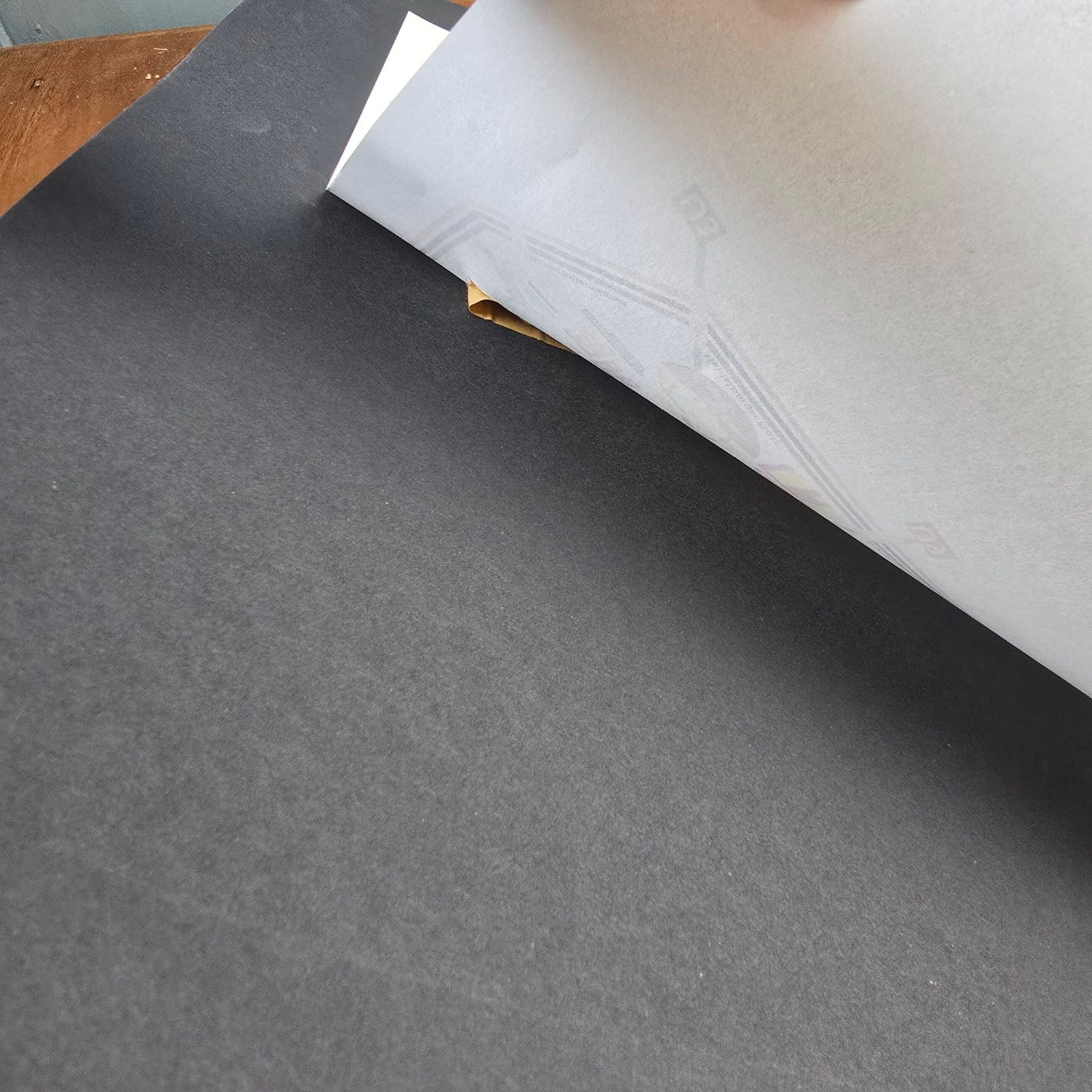 Détail du dos et du coin du cadre contenant le plan illustré de Berlin