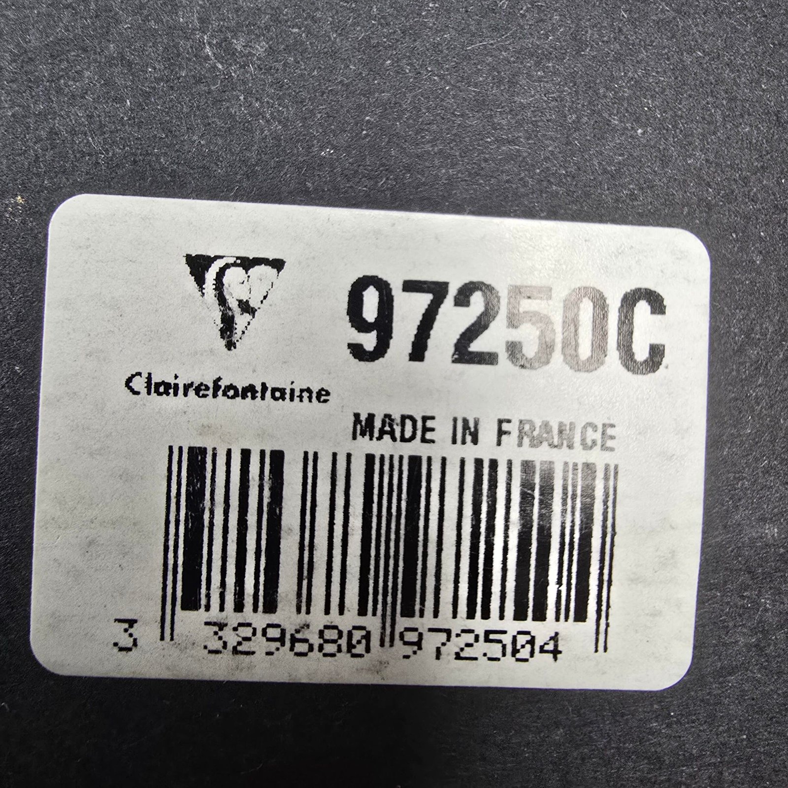 Étiquette Clairefontaine Made in France référence 97250C au dos de l’affiche du plan de Berlin