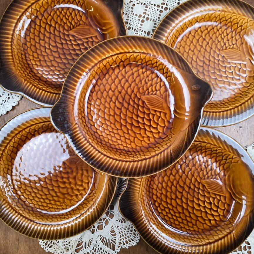 Cinq assiettes poisson vintage Sarreguemines superposées, décor d’écailles en relief
