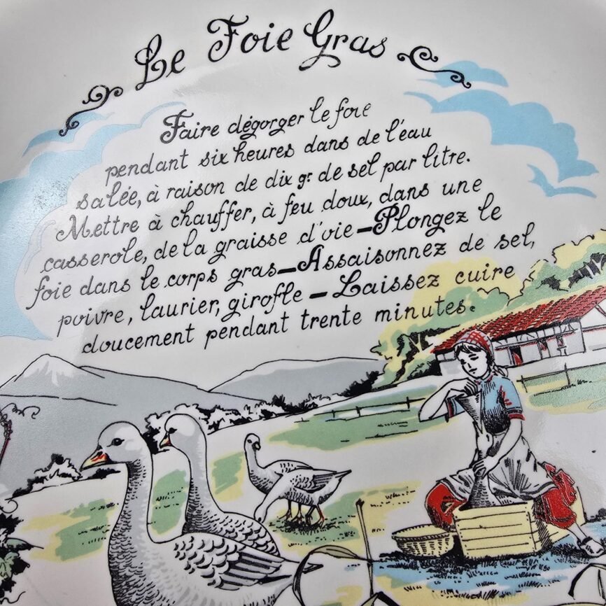 Détail de la recette Le Foie Gras imprimée sur une assiette Revol avec scène rurale