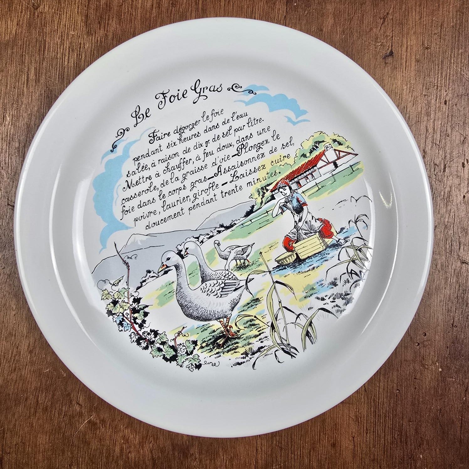 Assiette Revol Le Foie Gras vue du dessus, décor champêtre avec oies et fermière