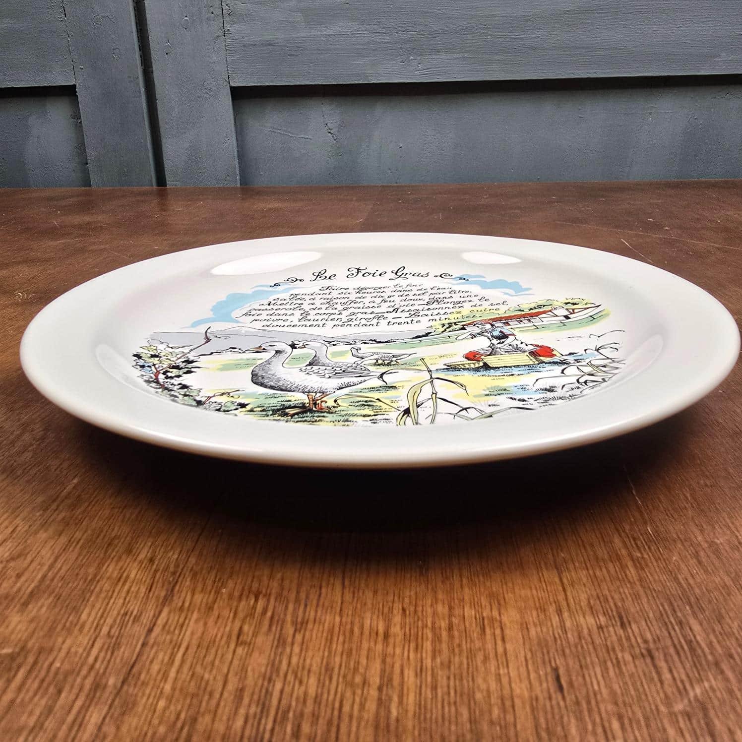 Assiette à foie gras Revol en porcelaine, vue de profil montrant sa forme creuse