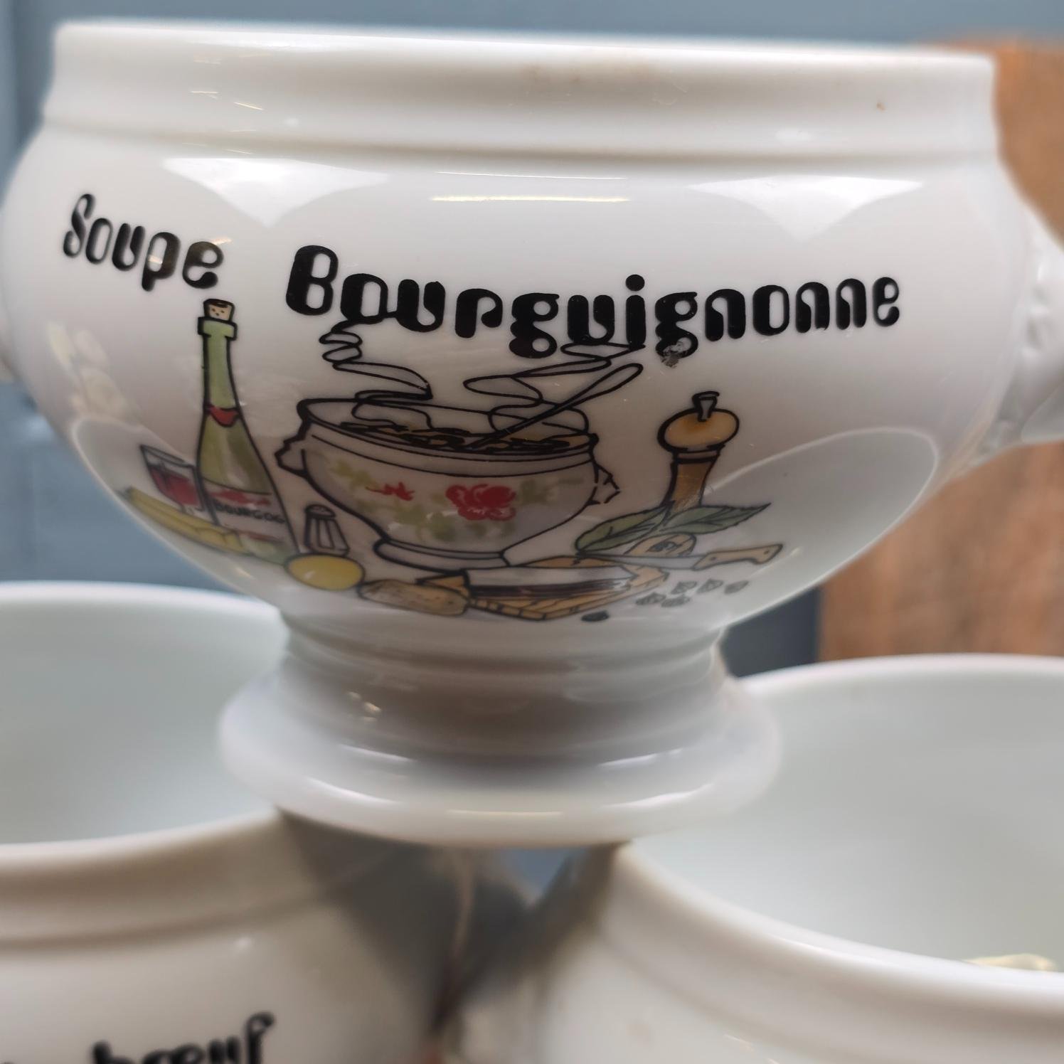 Détail du bol à soupe Bourguignonne en porcelaine blanche, décor illustré rétro