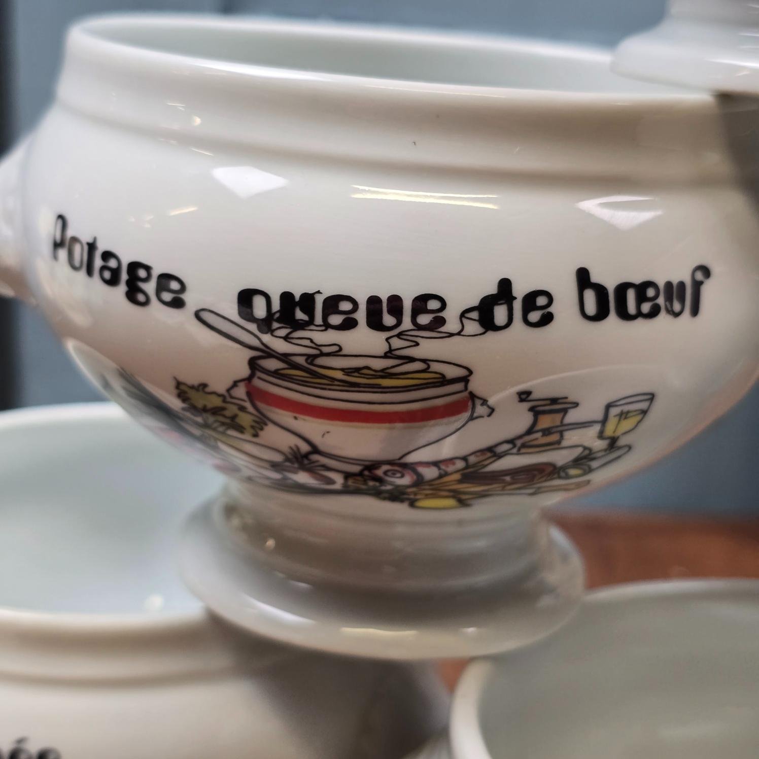 Gros plan du décor Potage queue de bœuf sur un bol vintage en porcelaine