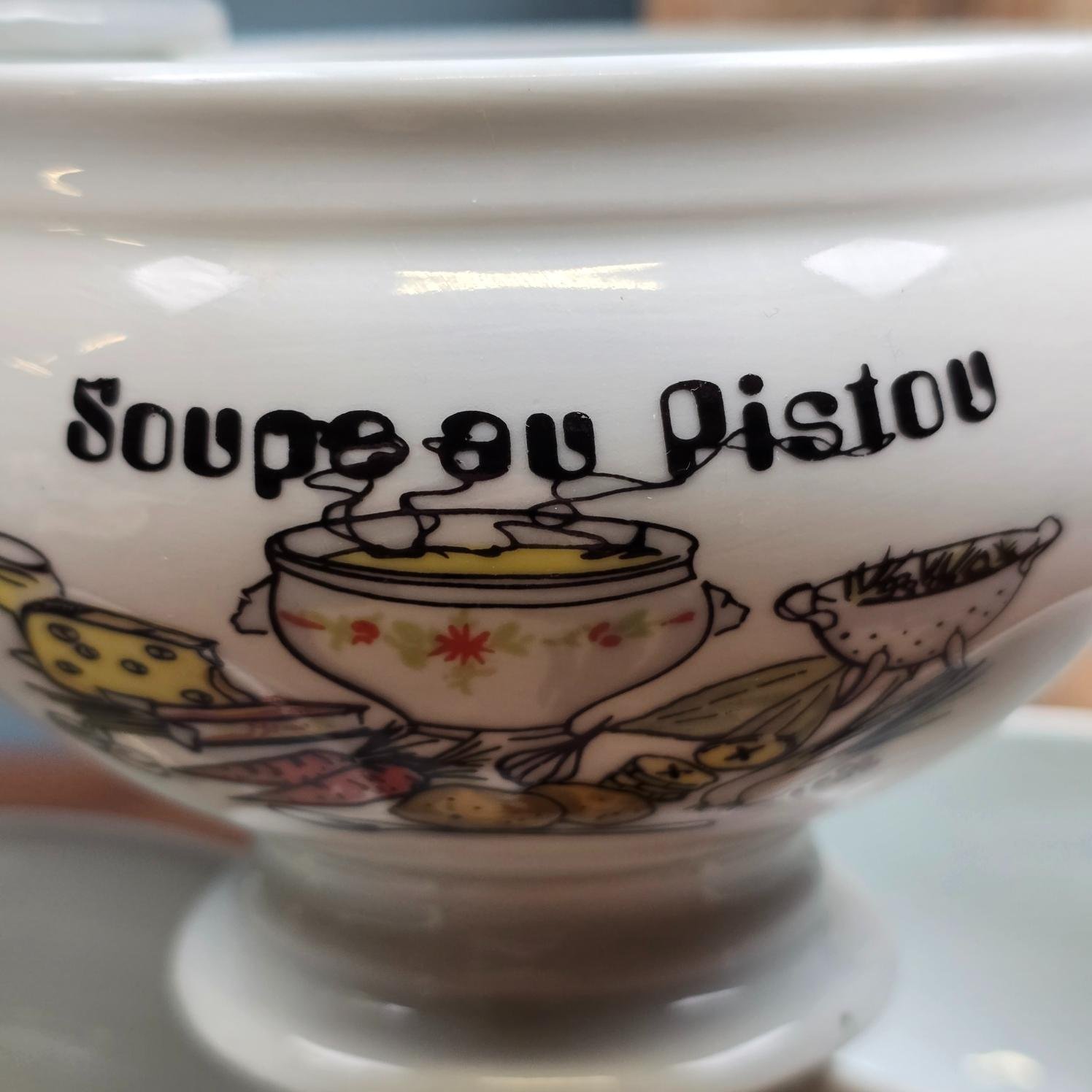 Décor illustré Soupe au pistou sur un bol à deux anses en porcelaine