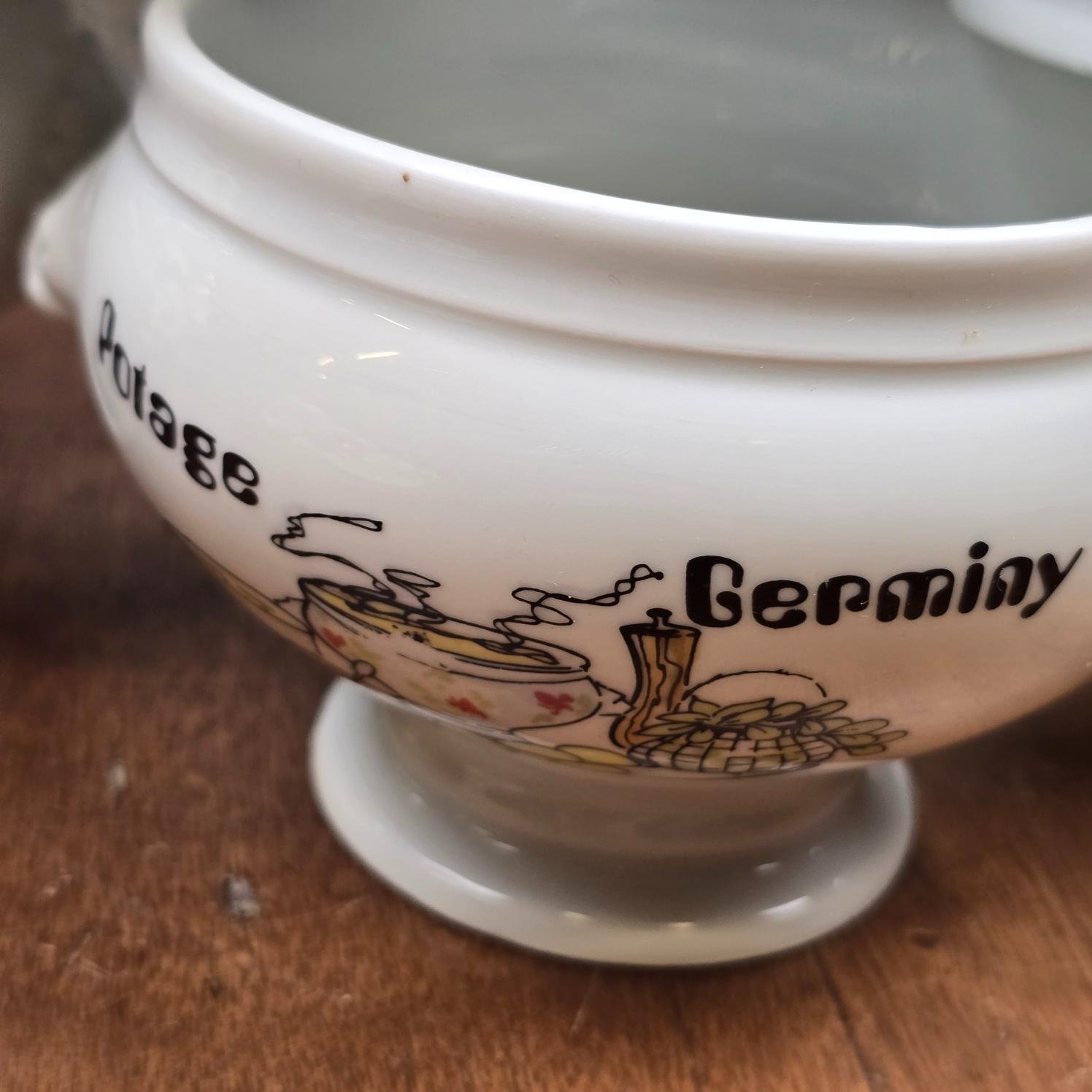 Bol à potage Germiny en porcelaine, détail du décor et de la typographie rétro