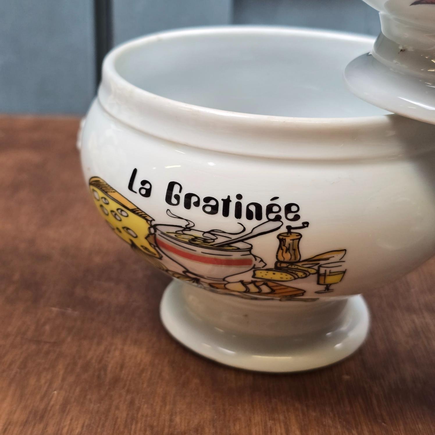 Bol La Gratinée en porcelaine blanche, détail de son illustration culinaire