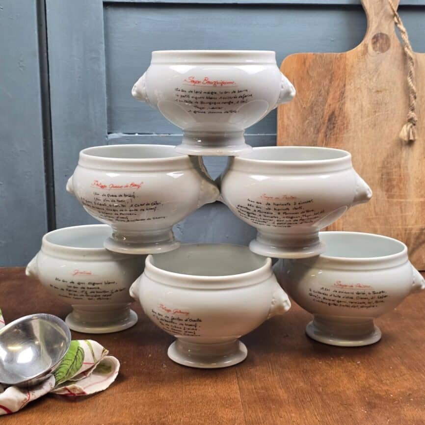 Vue arrière des six bols à soupe vintage réunis sur une table, recettes imprimées au dos