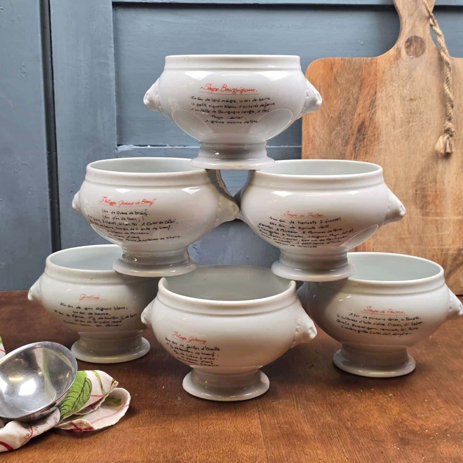 Vue arrière des six bols à soupe vintage réunis sur une table, recettes imprimées au dos