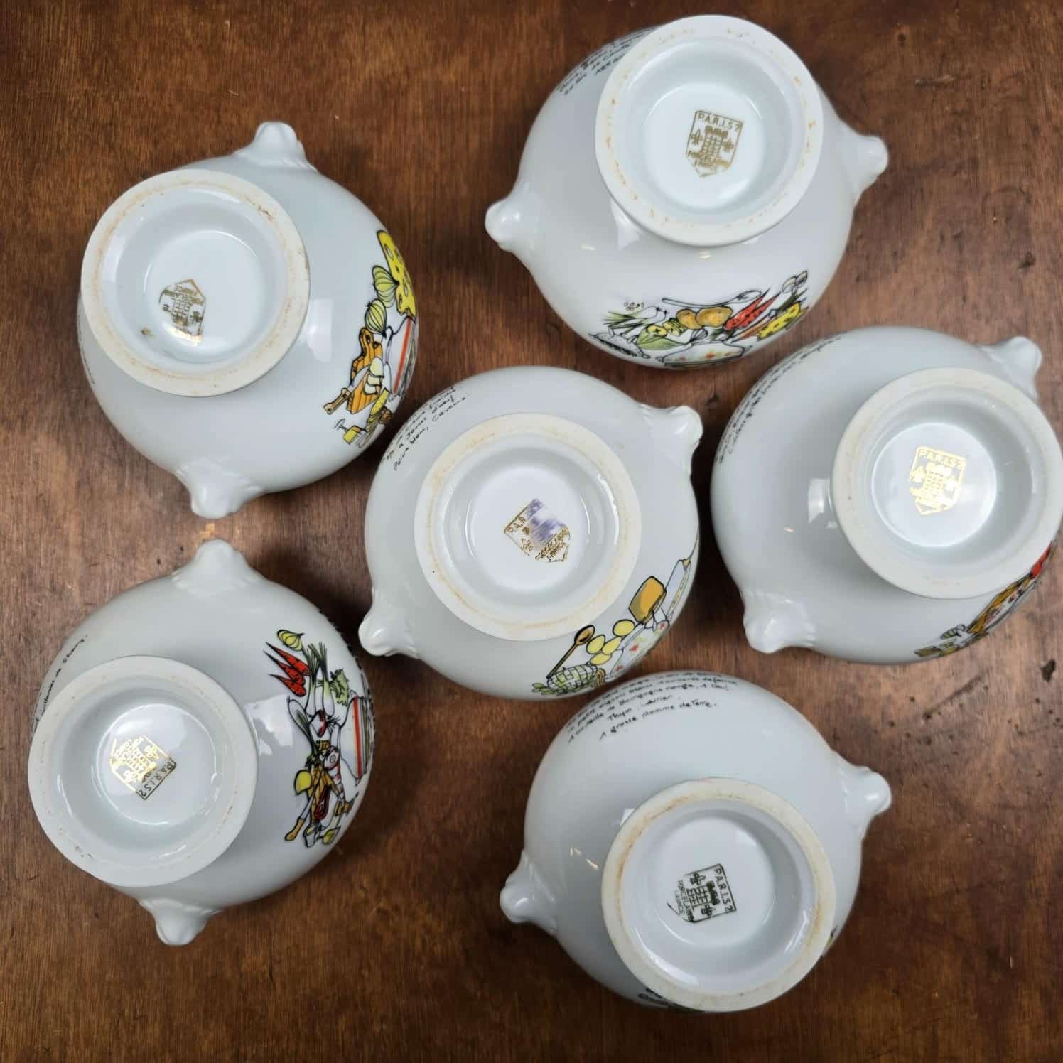 Vue sous les six bols à soupe en porcelaine, avec estampilles sur leurs bases