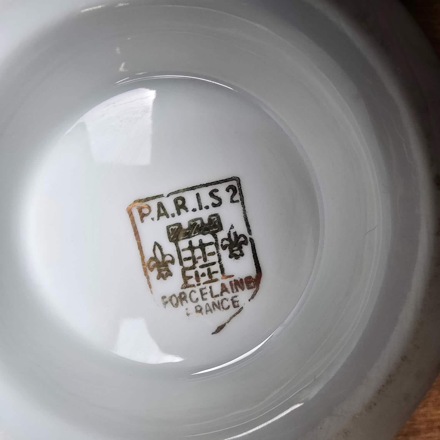 Estampille P.A.R.I.S 2, Porcelaine France, visible sous un bol à soupe vintage