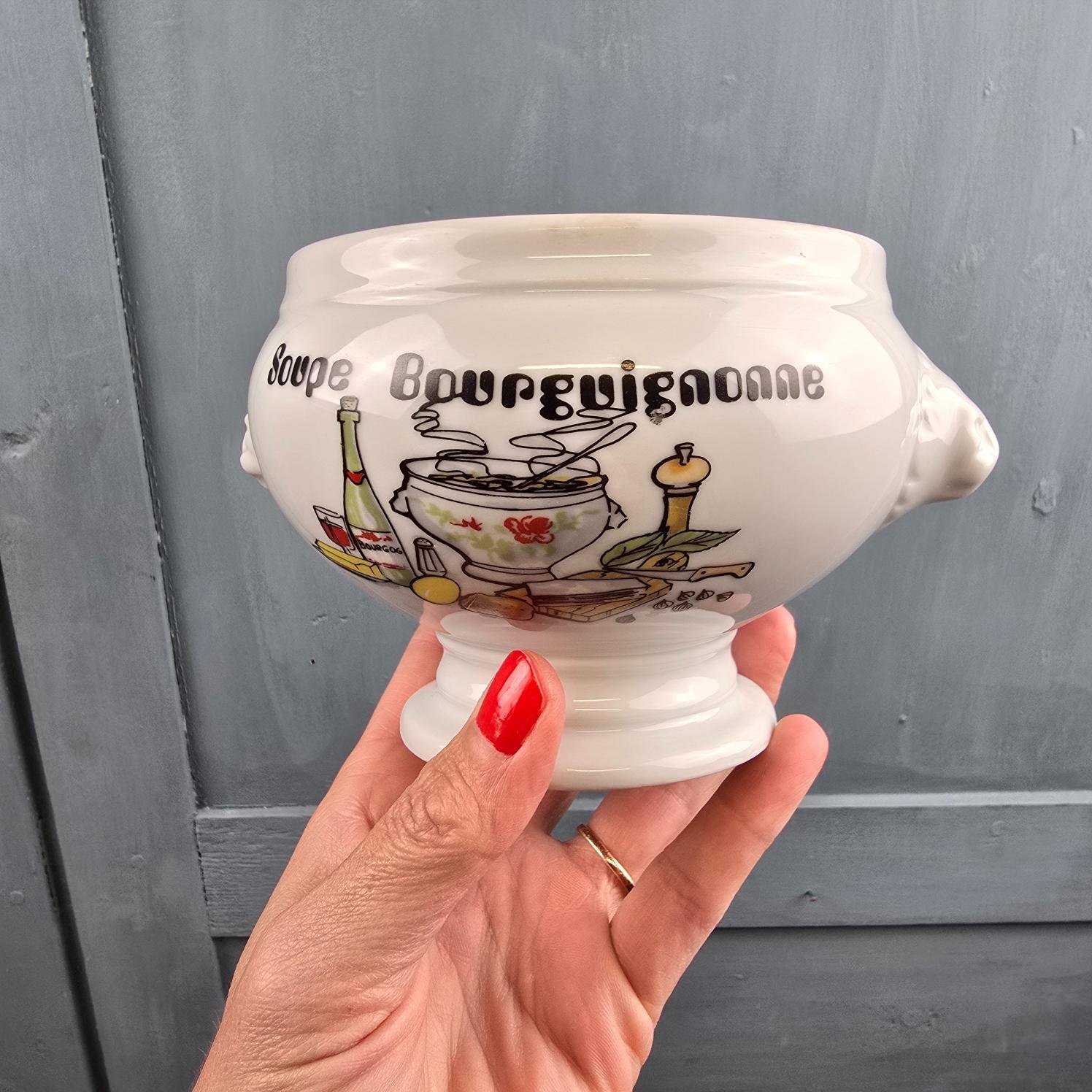 Bol à soupe Bourguignonne en porcelaine blanche tenu à la main, décor de face