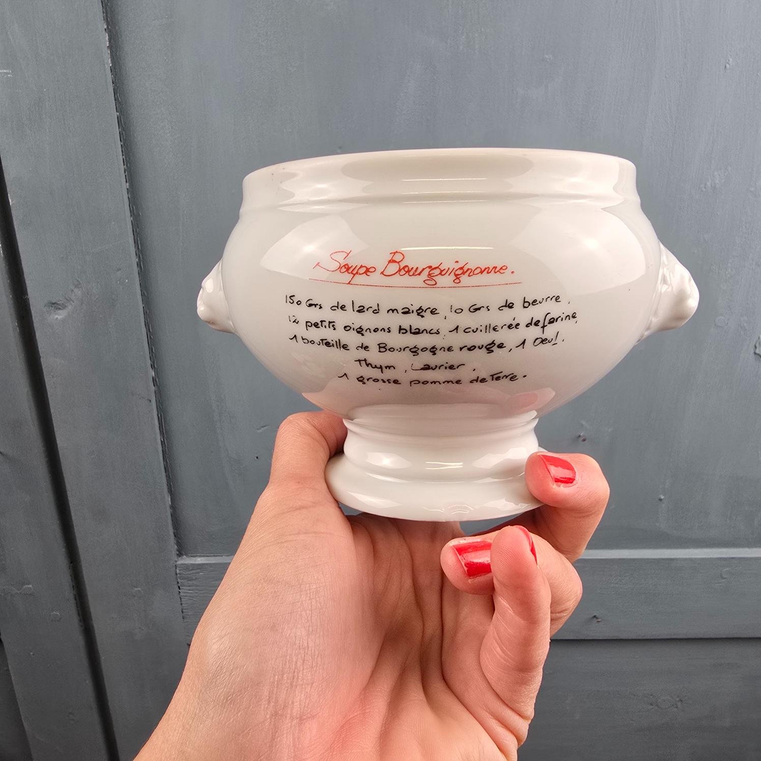 Revers d'un bol à soupe vintage avec recette imprimée en rouge et noir