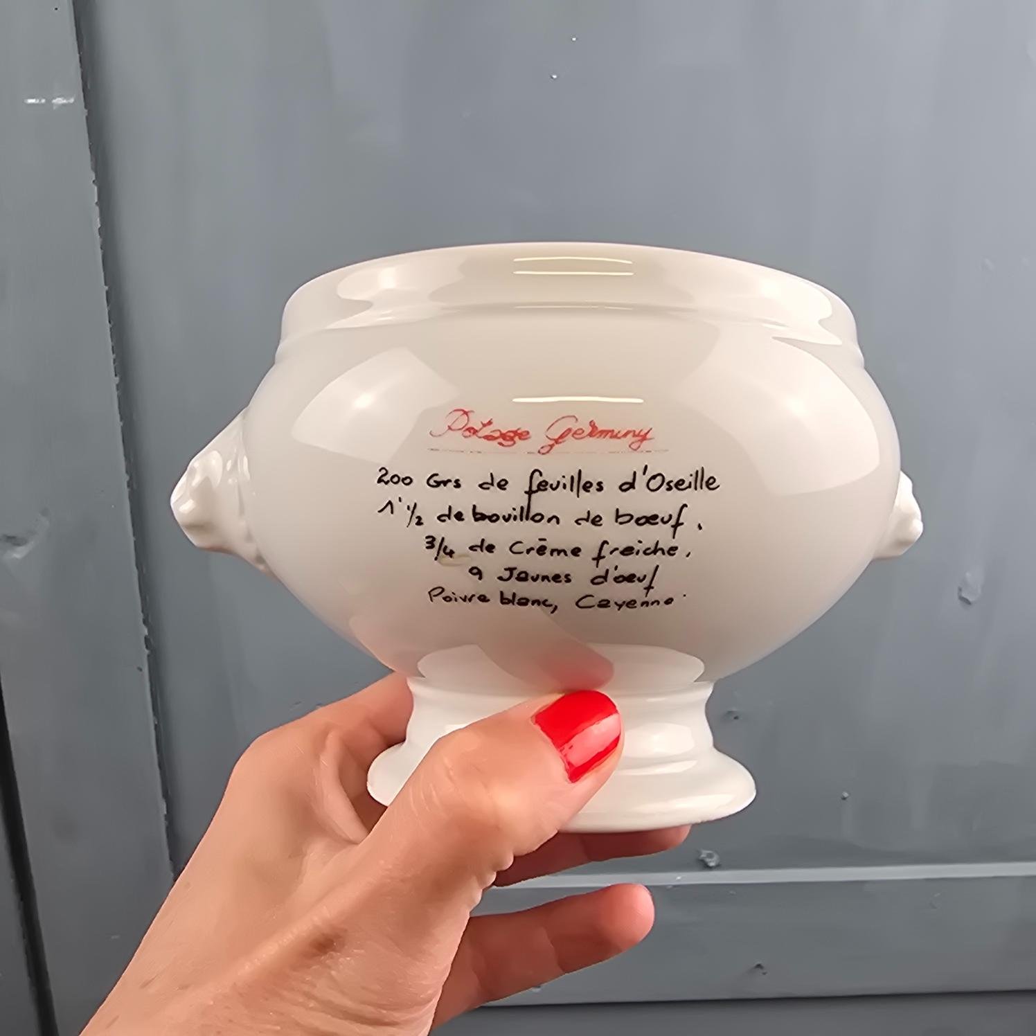 Revers d'un bol à soupe en porcelaine, détail de la recette imprimée