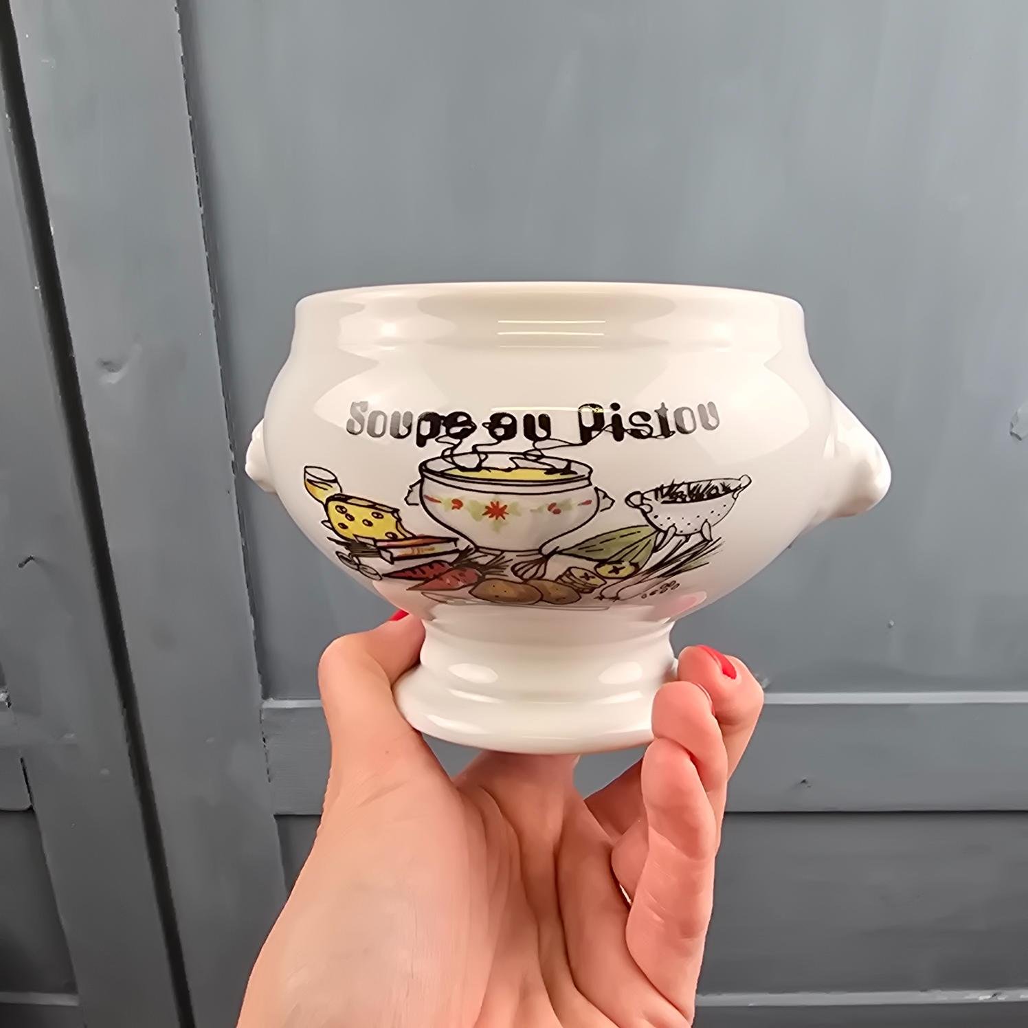 Bol à soupe au pistou vintage en porcelaine blanche, tenu à la main