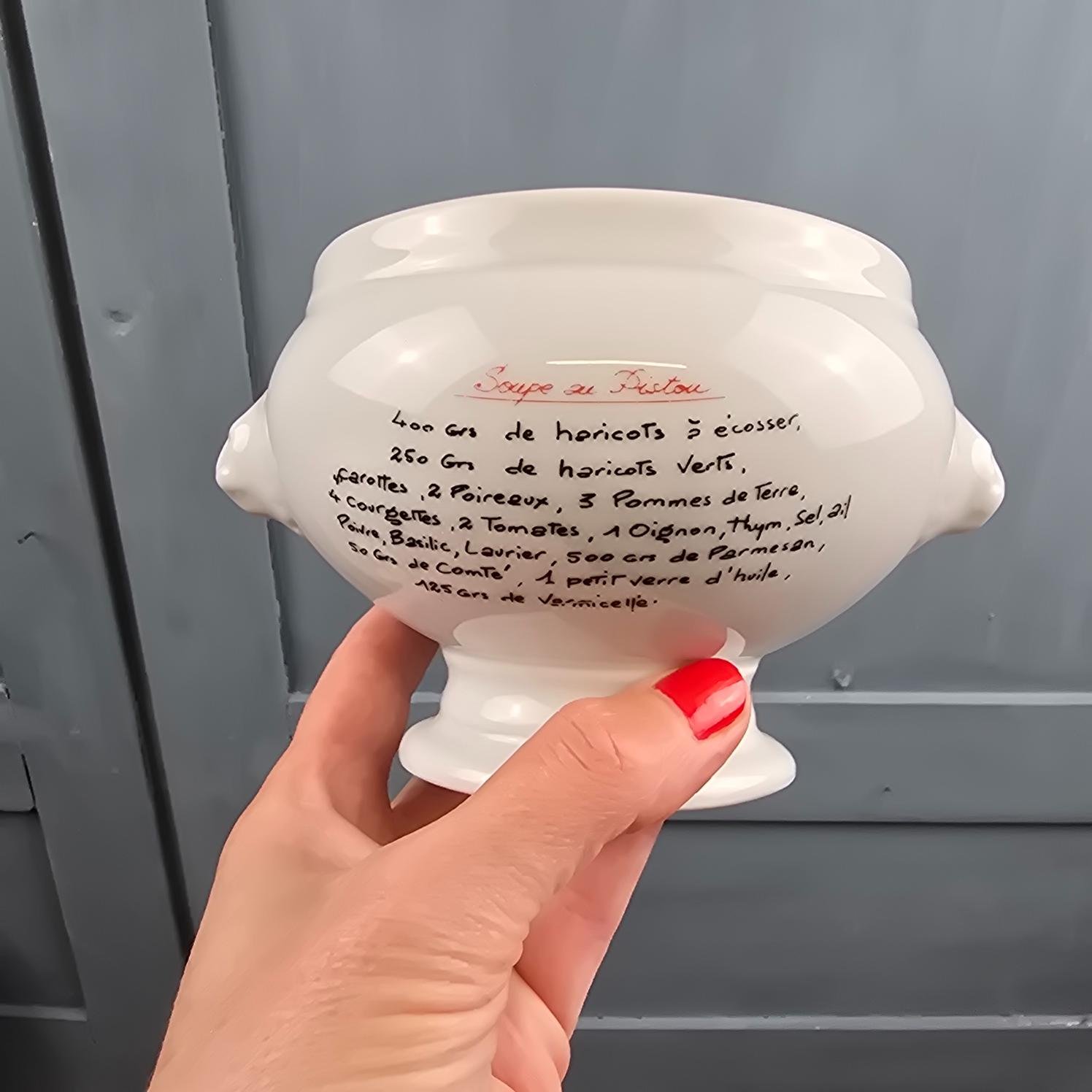 Dos d'un bol à soupe en porcelaine montrant le texte de sa recette