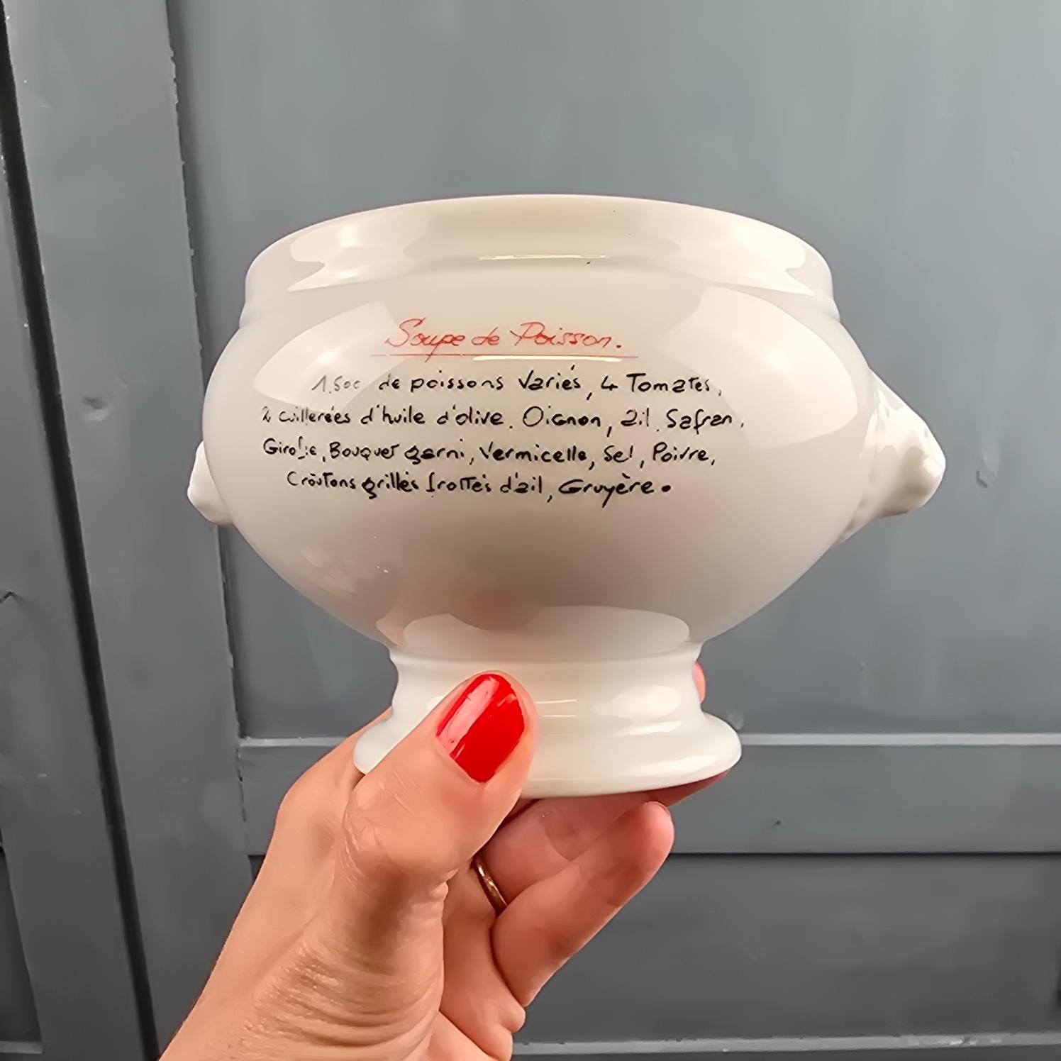 Revers d'un bol à soupe vintage, recette de cuisine imprimée sur la porcelaine