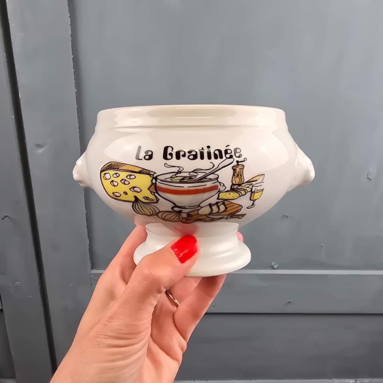 Bol La Gratinée vintage en porcelaine, décor culinaire coloré de face