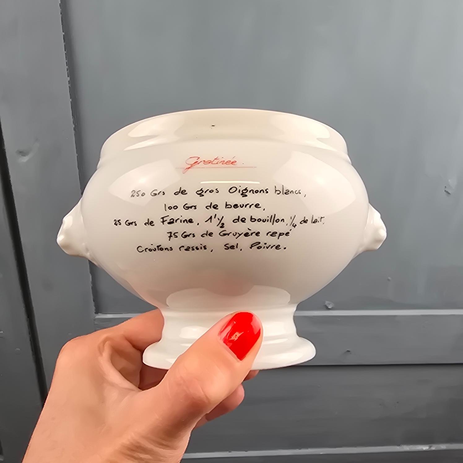 Revers d'un bol en porcelaine blanche, inscription d'une recette traditionnelle
