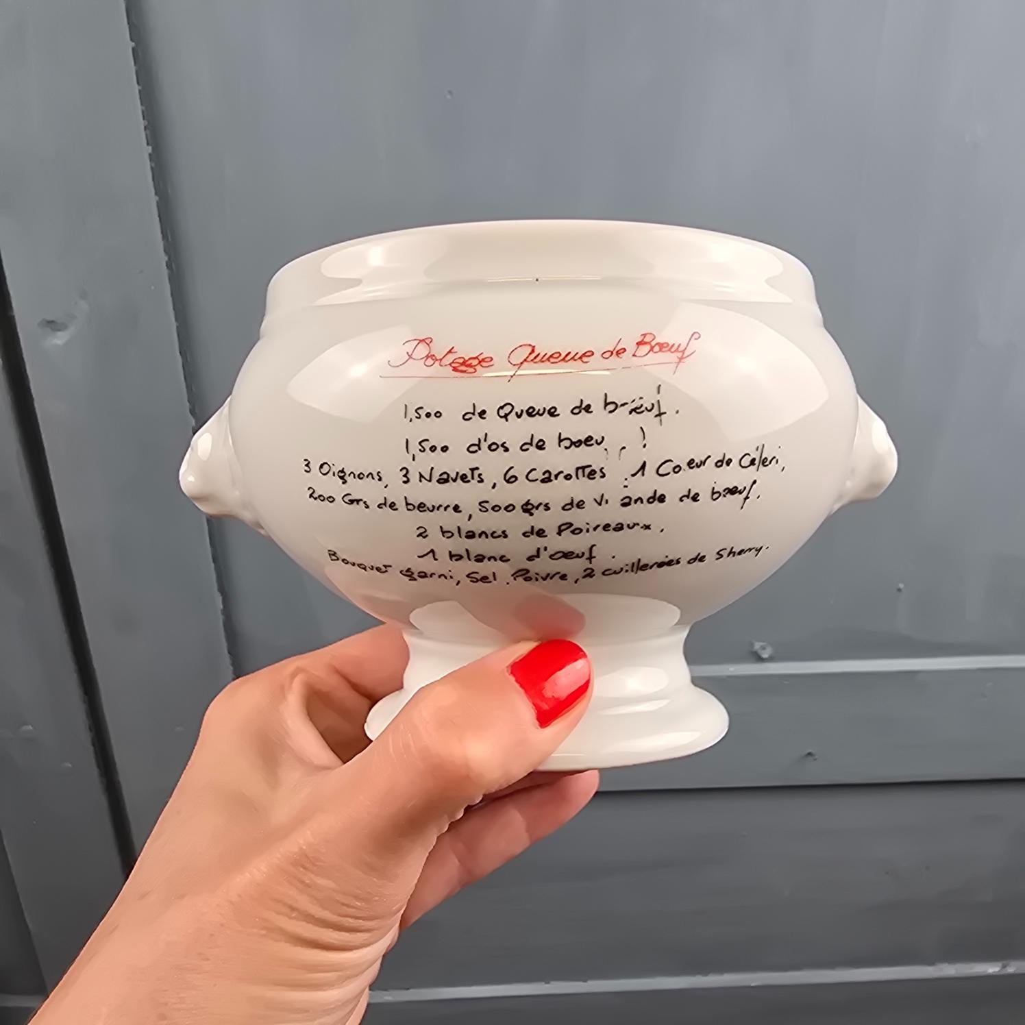 Dos d'un bol à soupe en porcelaine, recette imprimée avec titre rouge