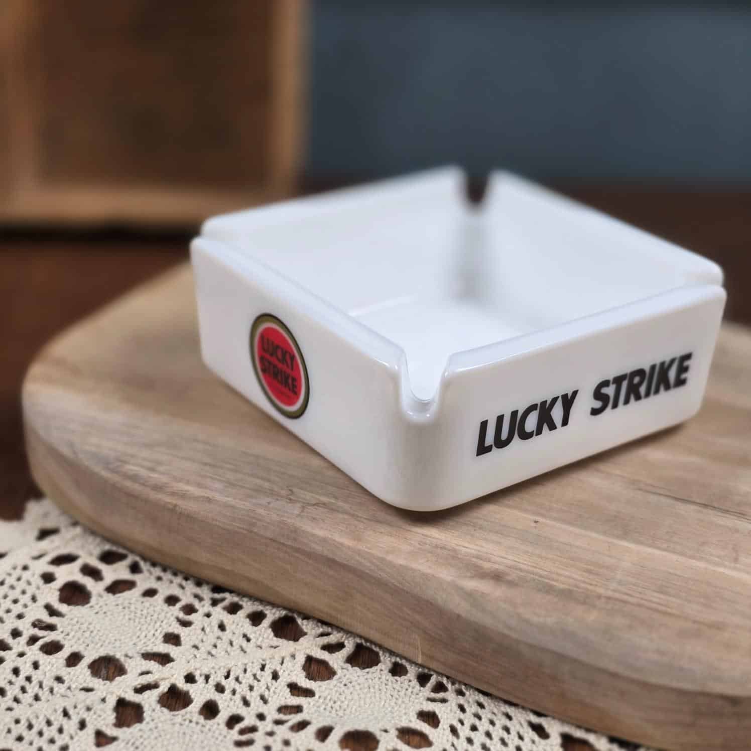 Cendrier publicitaire vintage Lucky Strike en verre opalin, made in France, ambiance vintage