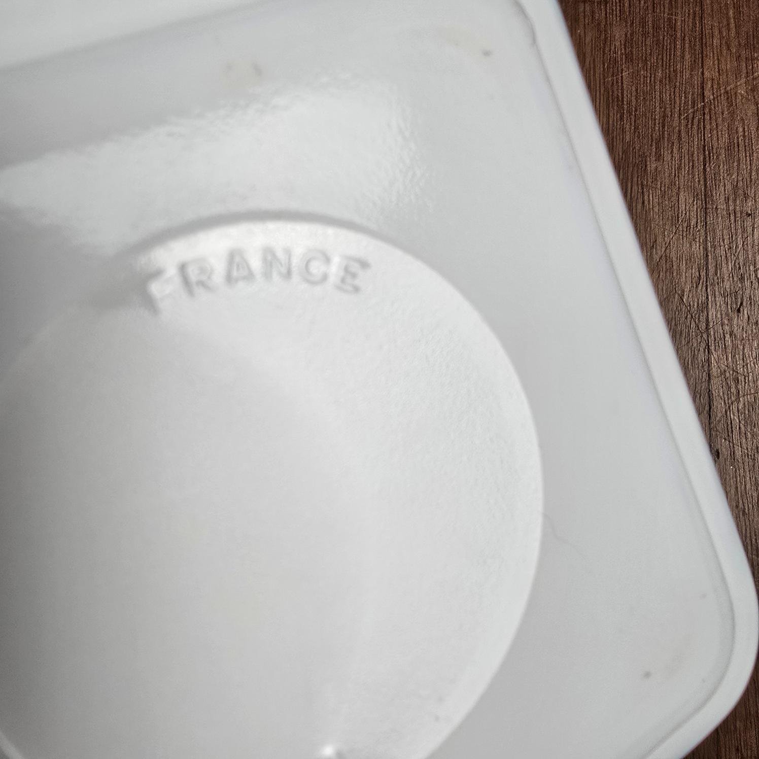 Cendrier publicitaire vintage Lucky Strike en verre opalin, vue de dos avec vue rapprochée sur l'estampille "France"