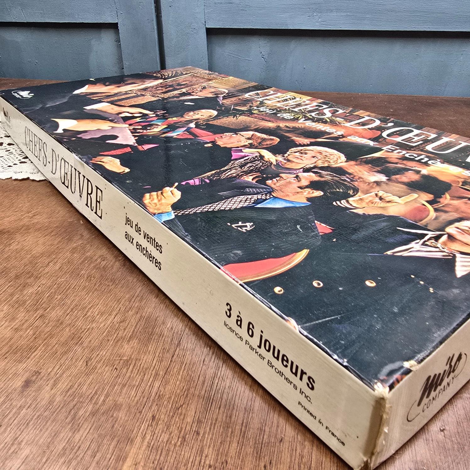 Boîte du jeu Chefs-d’œuvre vue de côté, avec sa tranche et ses coins