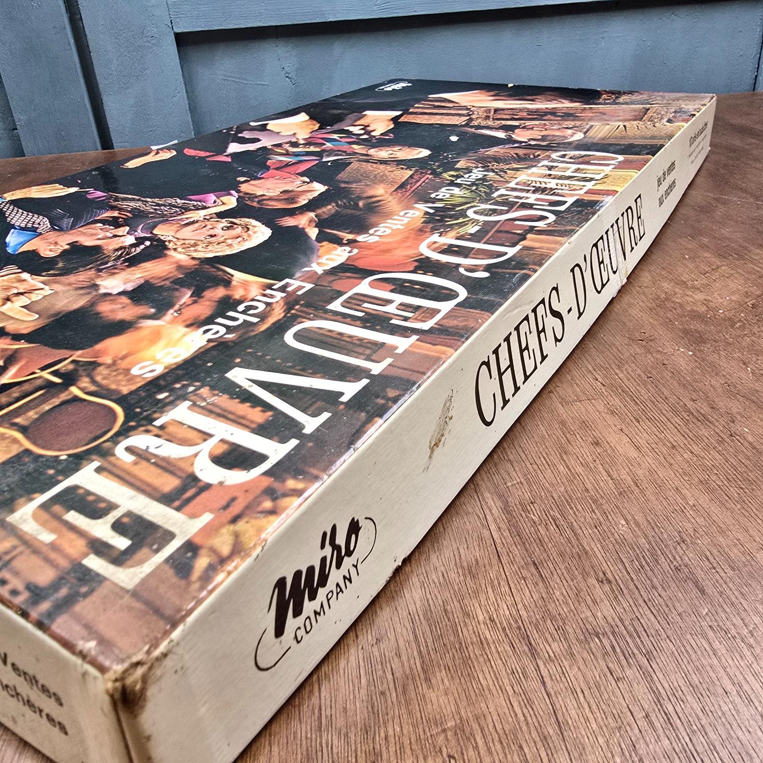 Boîte Chefs-d’œuvre vue en biais, avec le titre imprimé sur la tranche