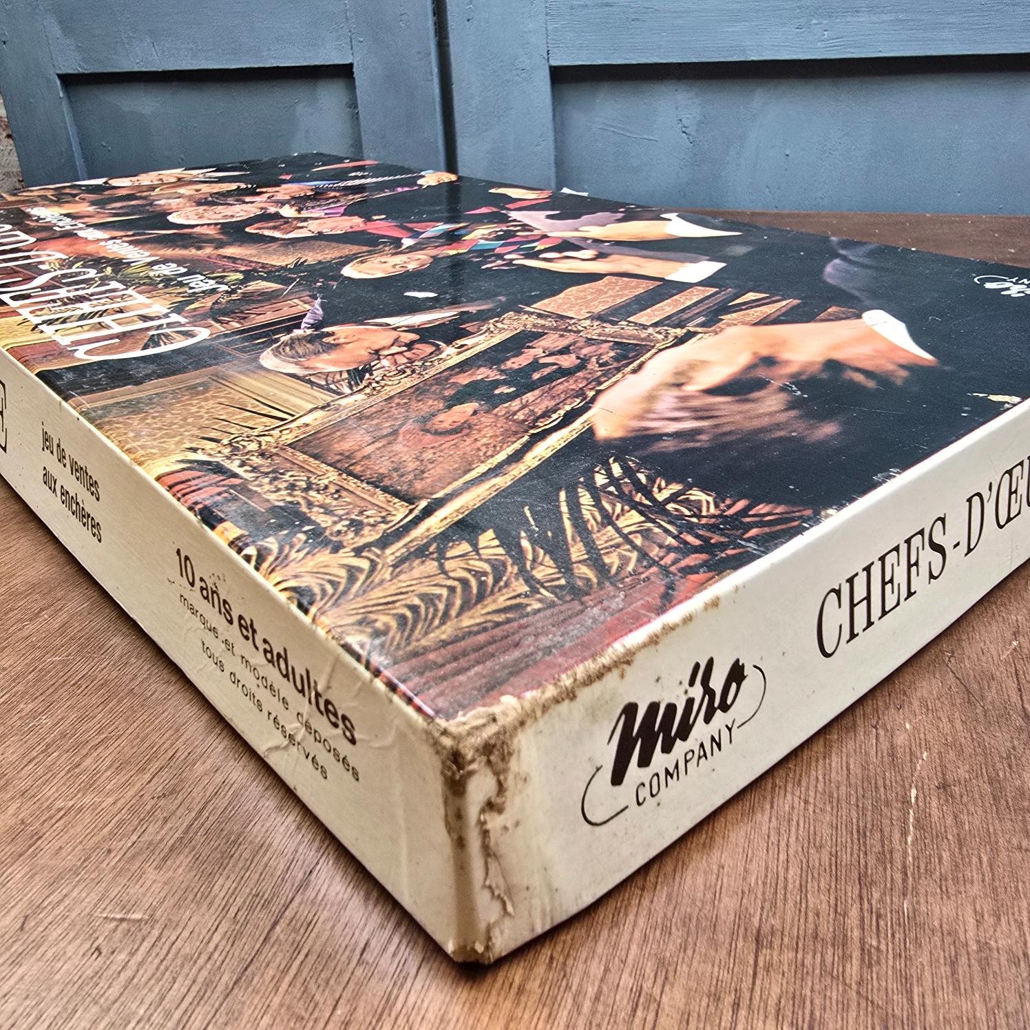 Coin et tranche de la boîte Chefs-d’œuvre montrant des traces d’usure