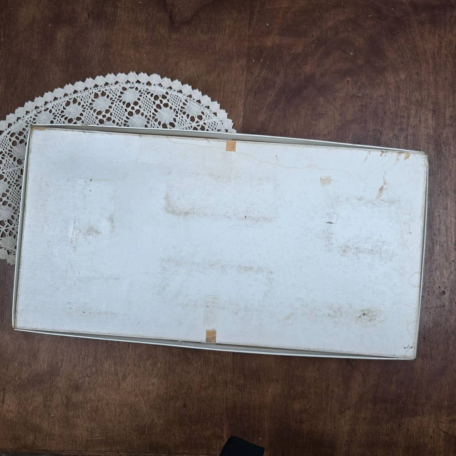 Dessous de la boîte du jeu Chefs-d’œuvre avec traces du temps