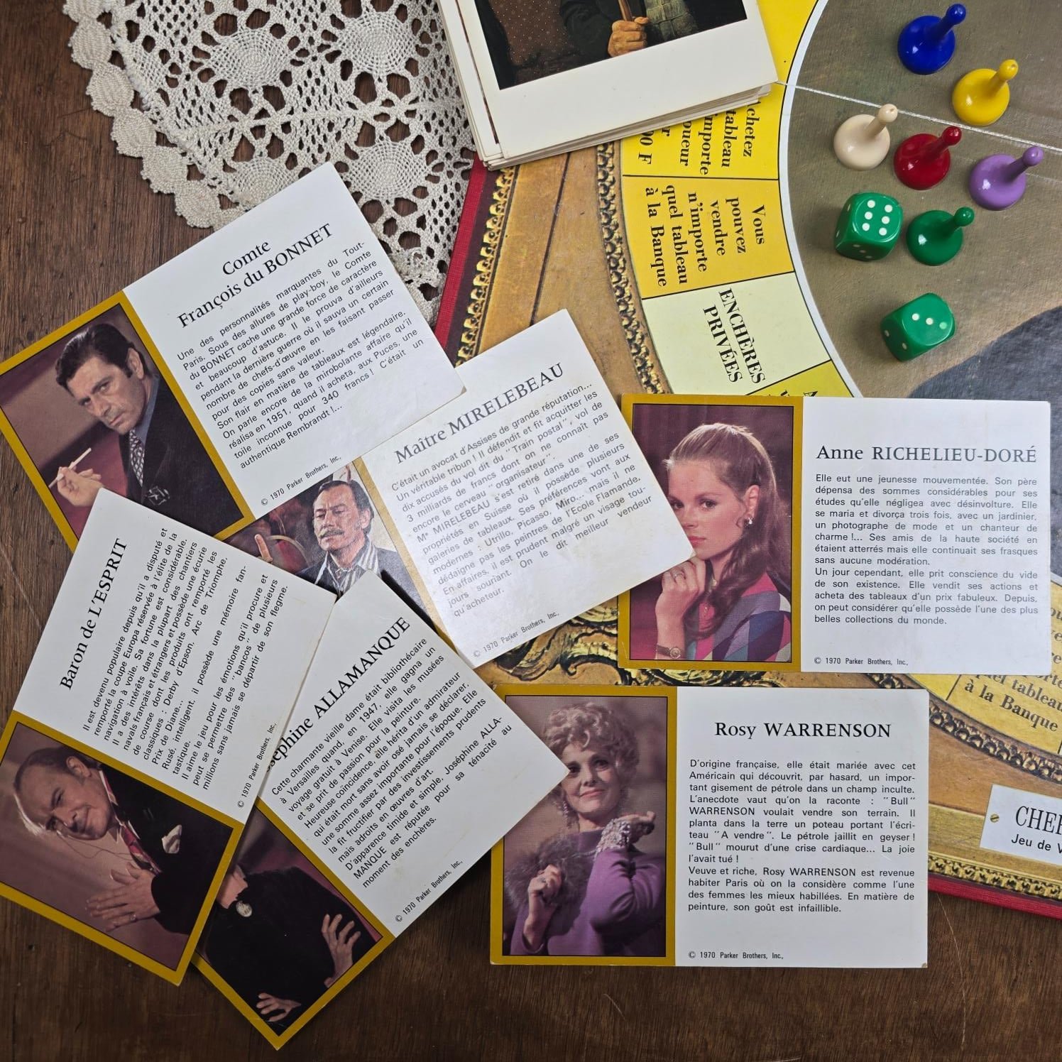 Cartes et accessoires du jeu Chefs-d’œuvre disposés autour du plateau
