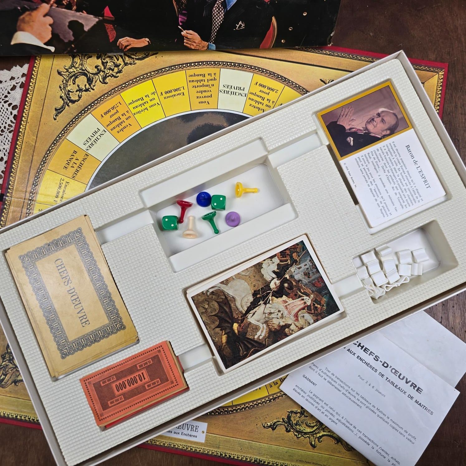 Contenu de la boîte du jeu Chefs-d’œuvre avec plateau, cartes et accessoires