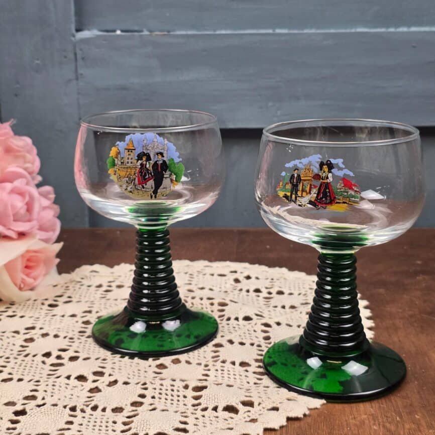 Duo de verres vintage Luminarc avec deux illustrations alsaciennes différentes
