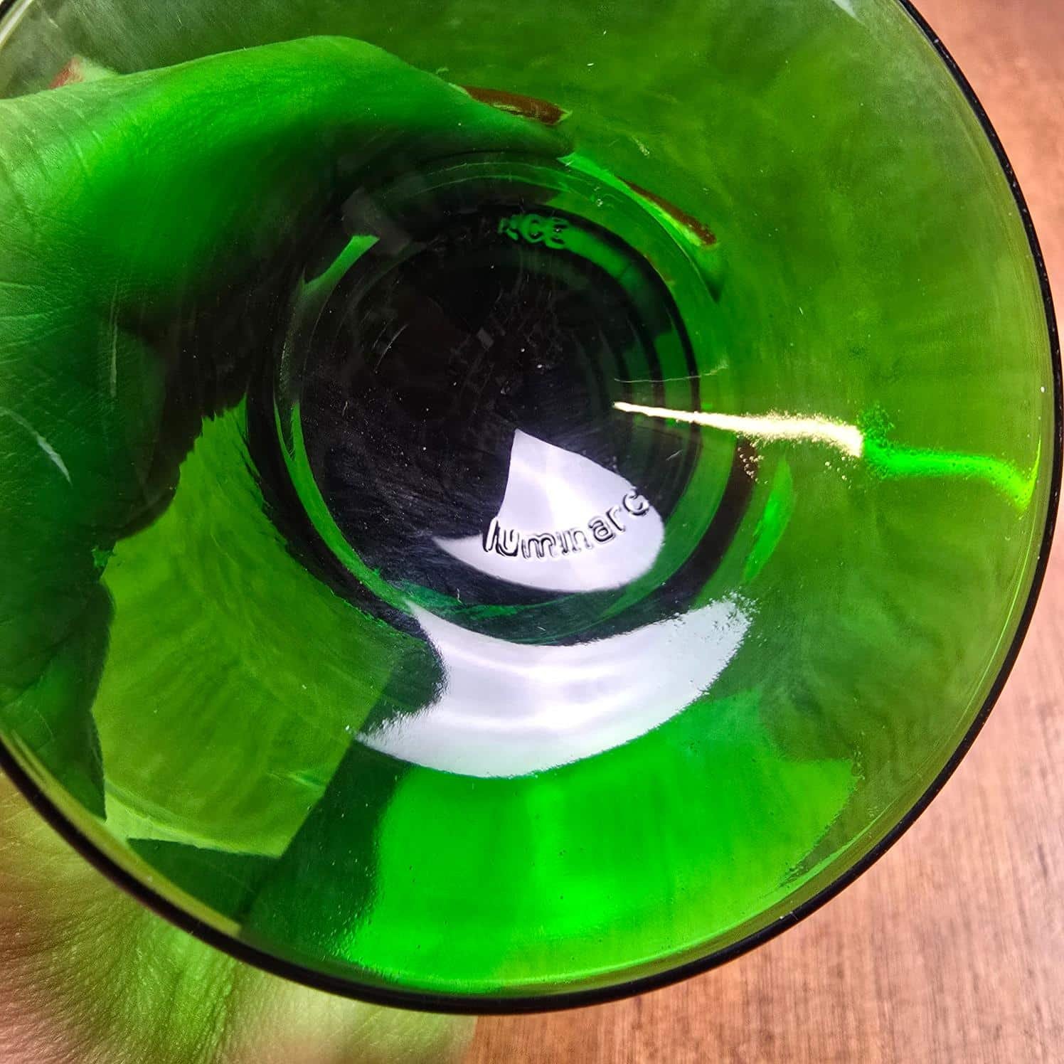 Gros plan sur l’estampille Luminarc au revers du pied en verre vert