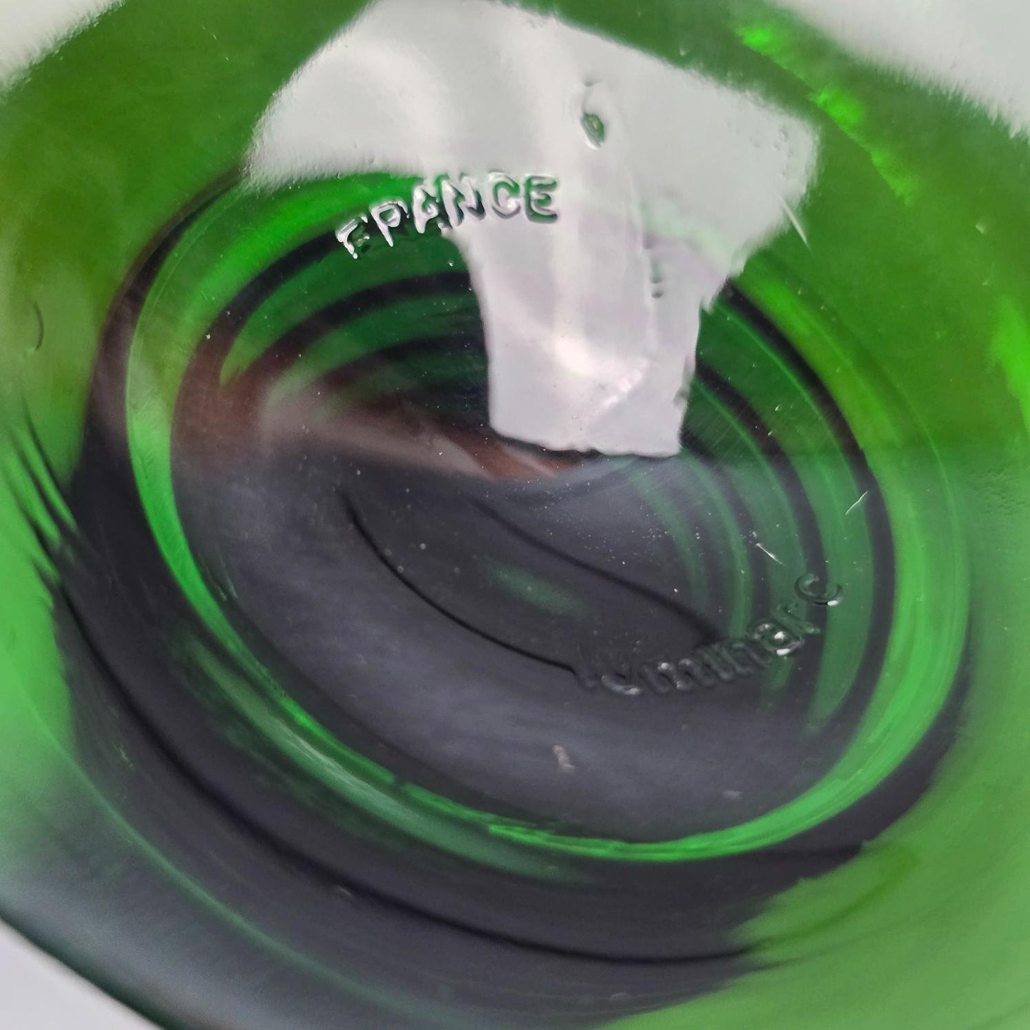 Marquage France et Luminarc moulé sous le pied vert d’un verre vintage